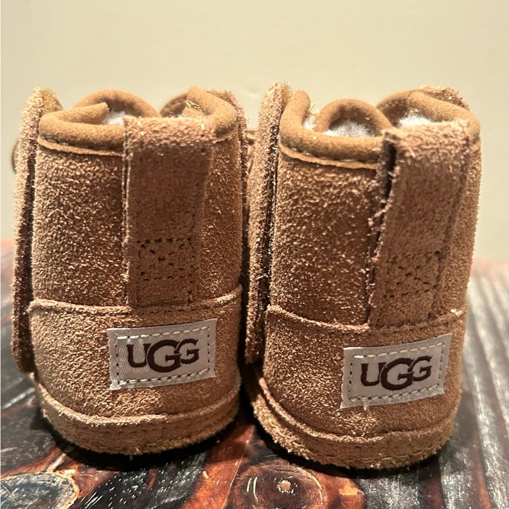 Ugg boots size 4 girl toddler Velcro boots* just reduced